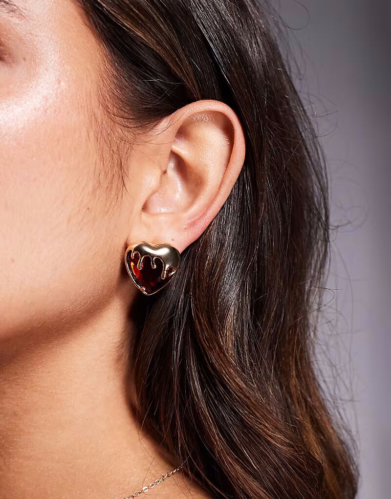 

Серьги-гвоздики с искусственными драгоценными камнями в форме сердца и капельным эффектом в золотистом оттенке Asos Design