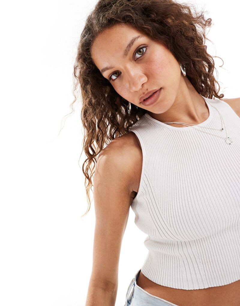 

Monki – укороченный топ белого цвета в рубчик