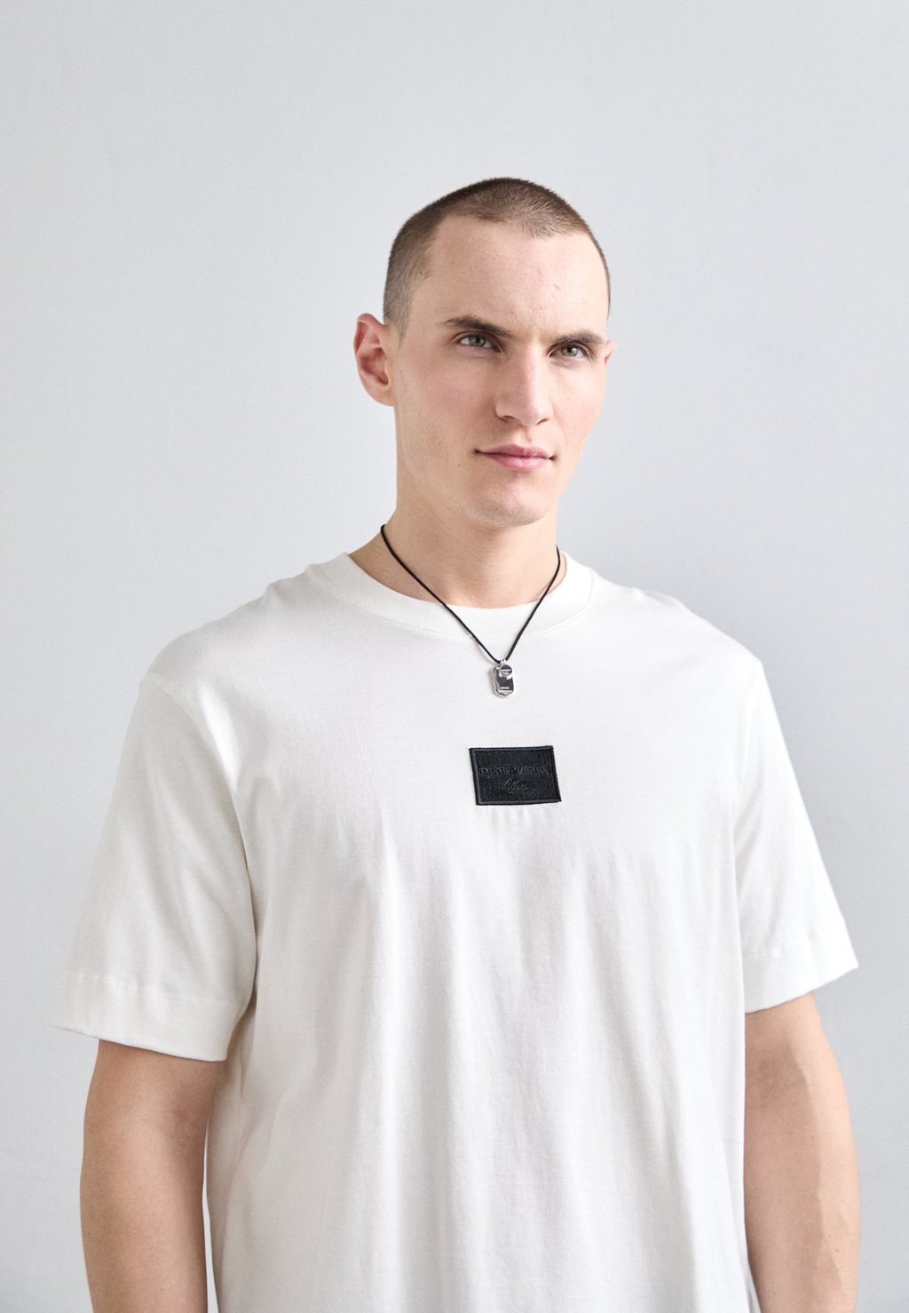 

Базовая футболка Emporio Armani, слоновая кость
