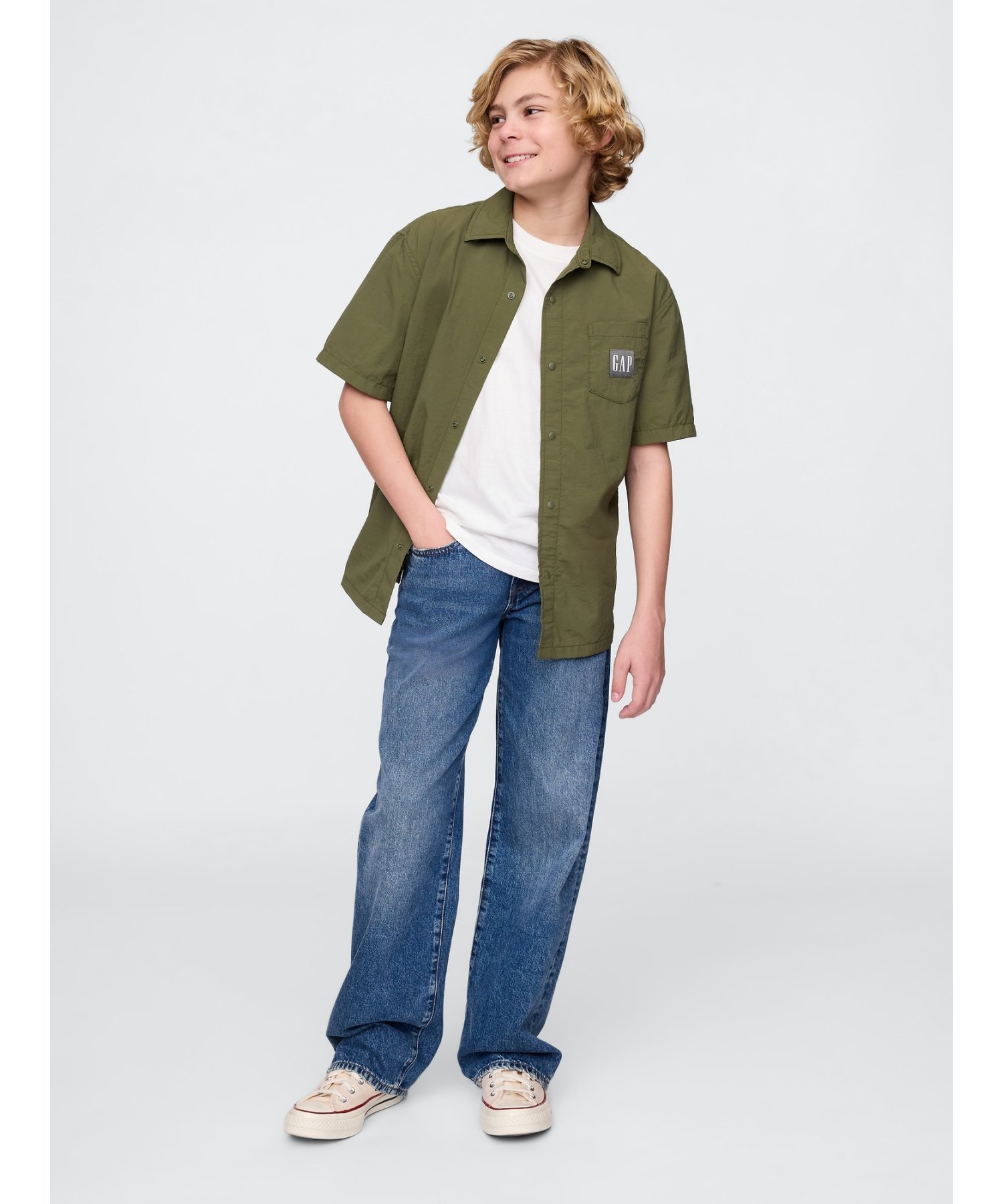 (K) 100% переработанная нейлоновая футболка свободного кроя (детская) GAP, ARMY_JACKET_GREEN — фото 2