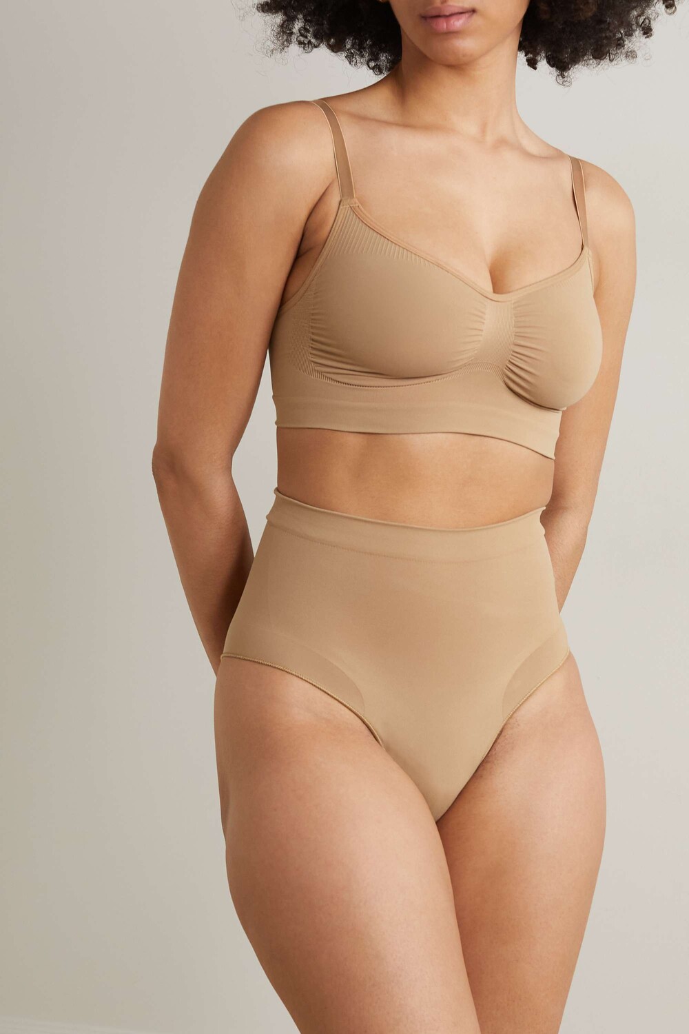 SKIMS Бесшовные трусы Sculpt Sculpting Mid Waist - Охра, бежевый — фото 3