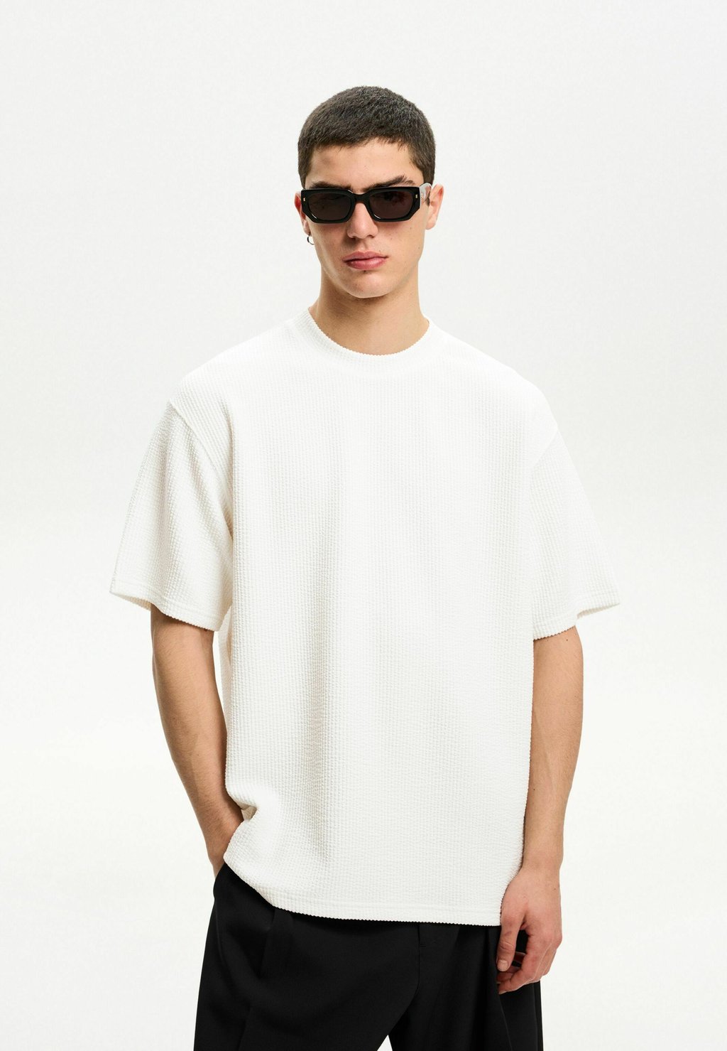

Базовая футболка SHORT SLEEVE SEERSUCKER Bershka, белый