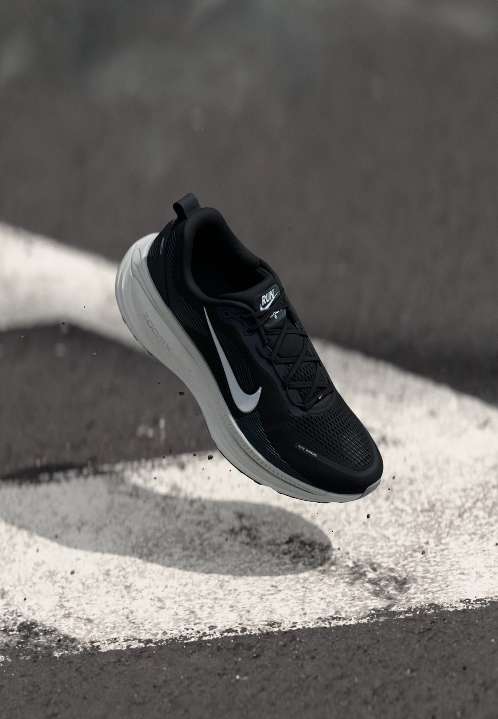 

Кроссовки для бега VOMERO 18 Nike Performance, черный