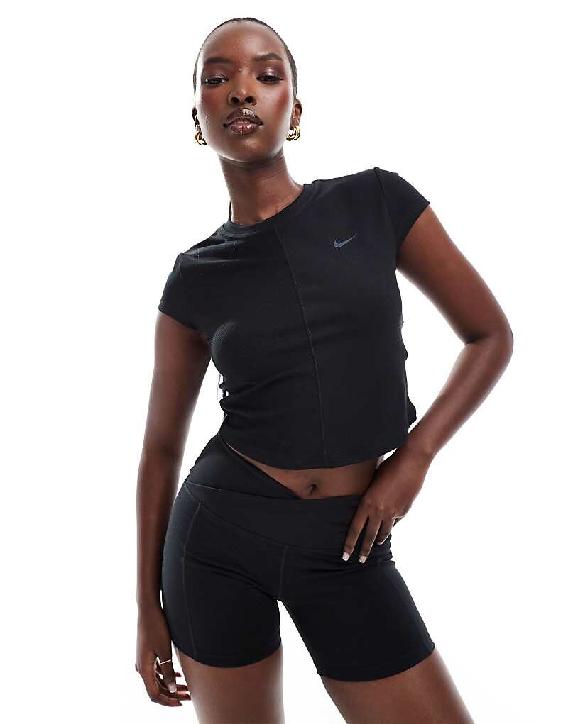 

Nike Training – One – Черная футболка в рубчик с запахом