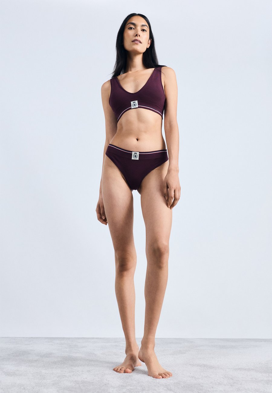 Трусы Tommy Hilfiger CREST THONG, Deep Burgundy/Bordeaux — фото 2