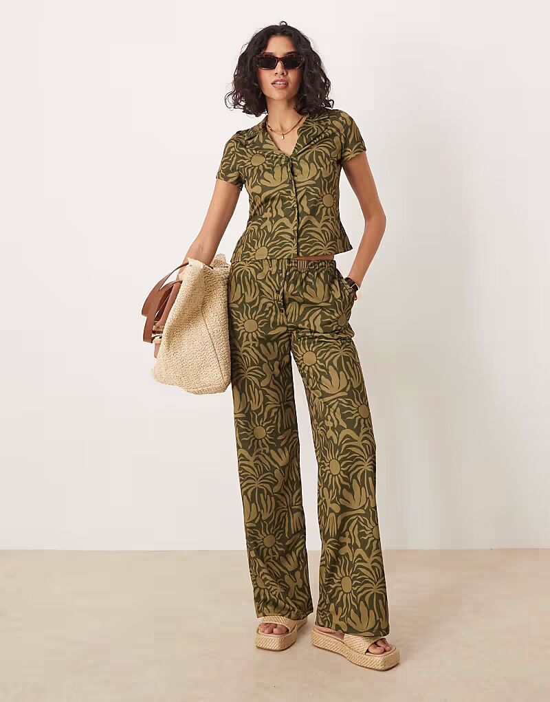 

Широкие брюки ASOS DESIGN с цветочным принтом цвета хаки