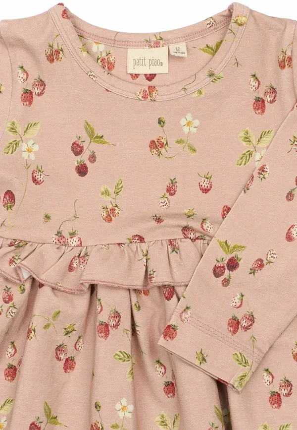 Платье повседневное Petit Piao, misty rose strawberry aop, туманно-розовый с клубникой — фото 3