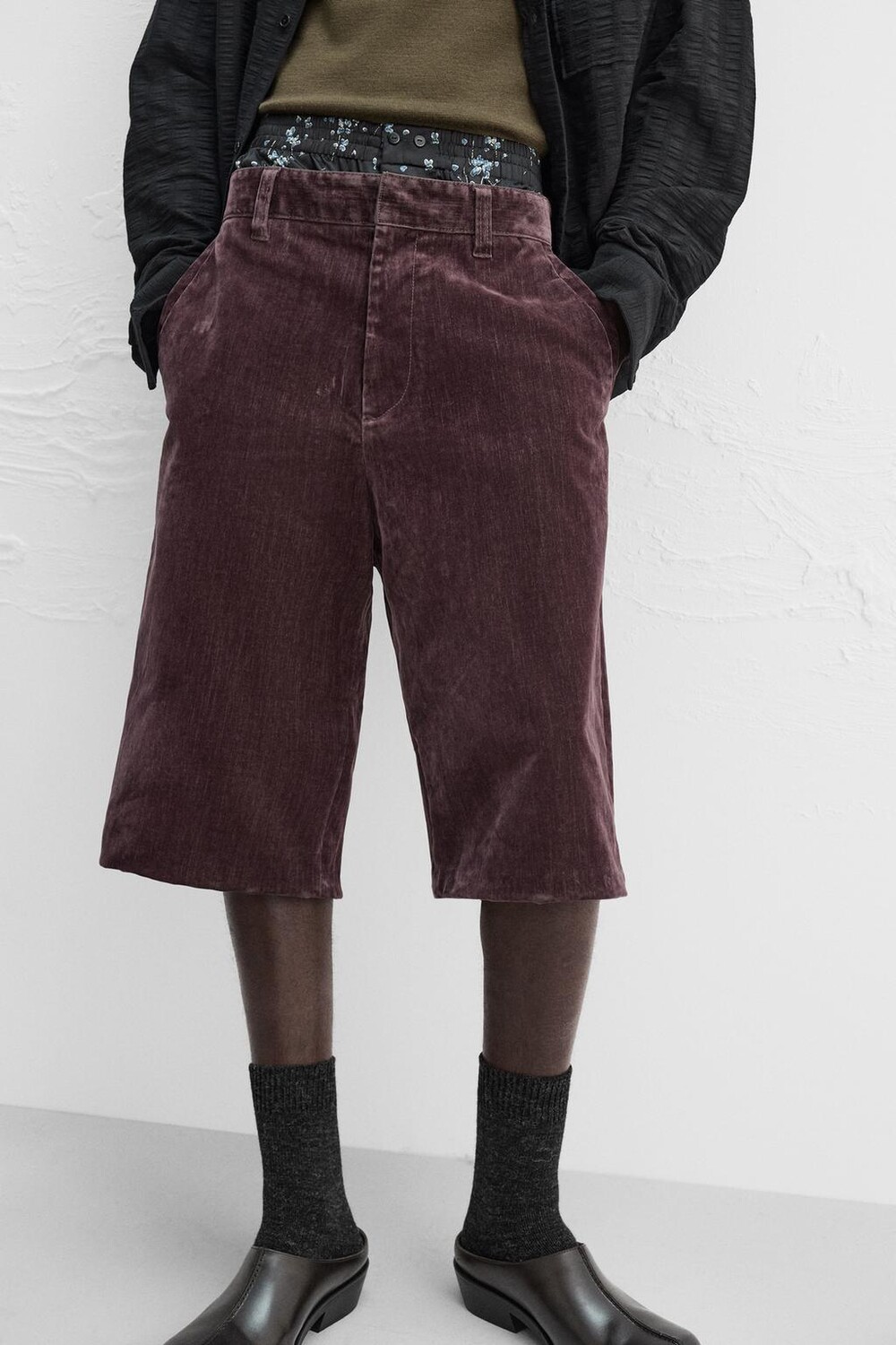 

Бархатные шорты-бермуды ZARA, цвет aubergine