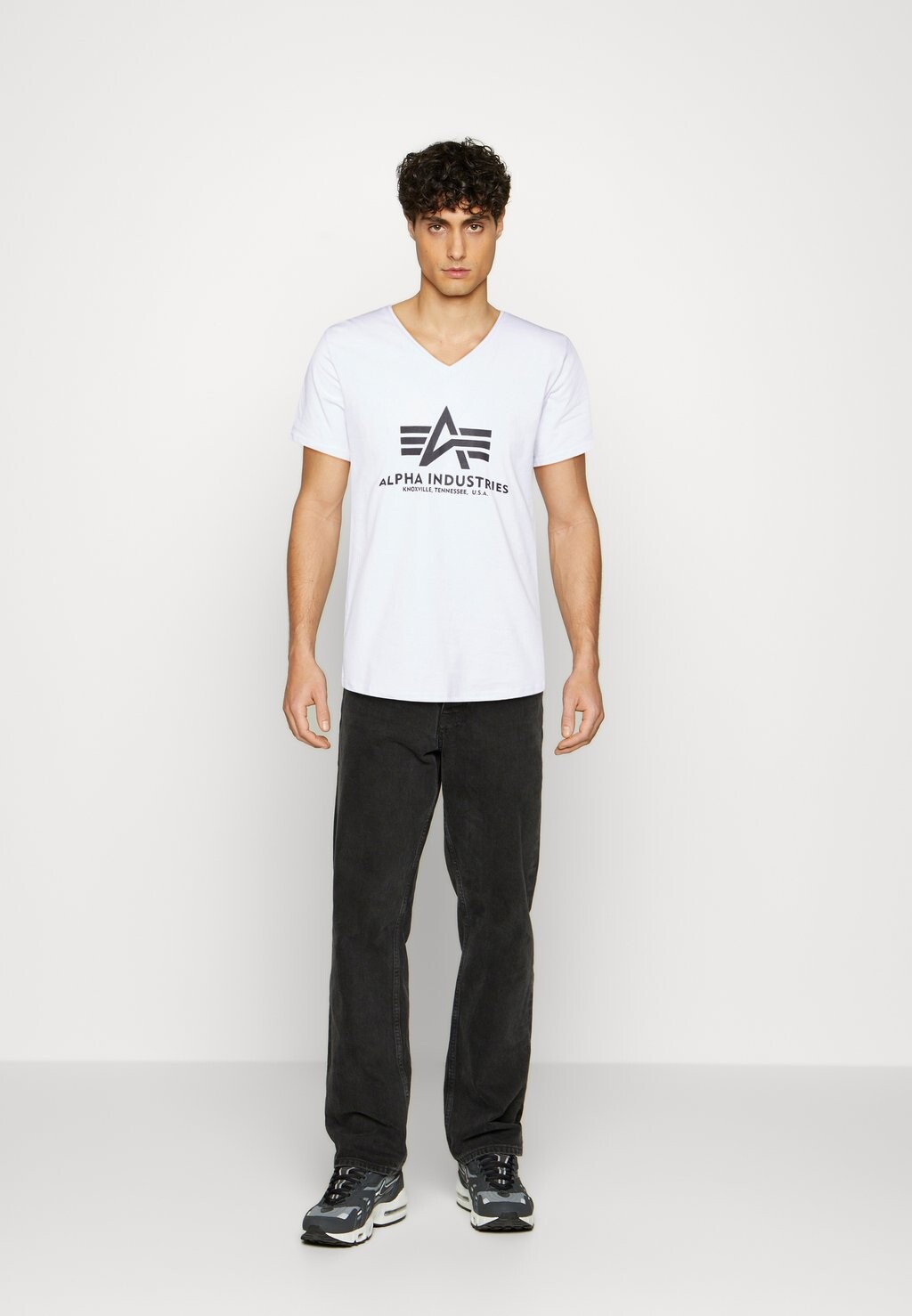 

Футболка с принтом BASIC V NECK Alpha Industries, белый