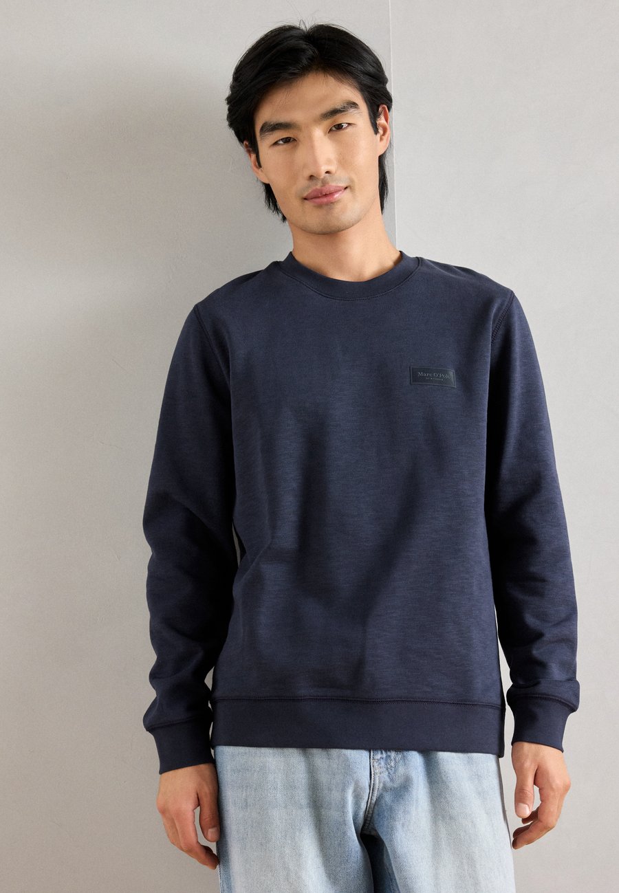 

Толстовка Marc O'Polo LONG SLEEVE CREW NECK BADGE, Dark Navy/Dark Blue