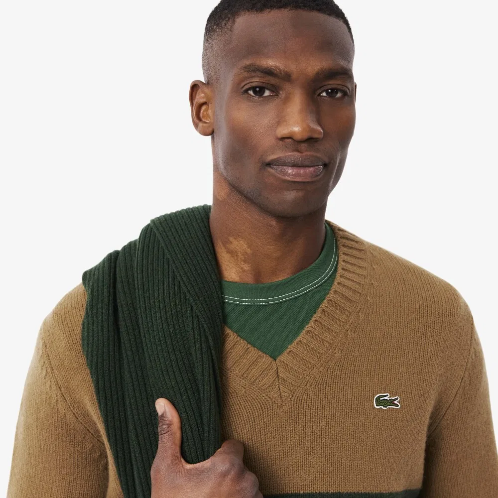 Мужской полосатый свитер с V-образным вырезом коричневый от Lacoste — фото 2