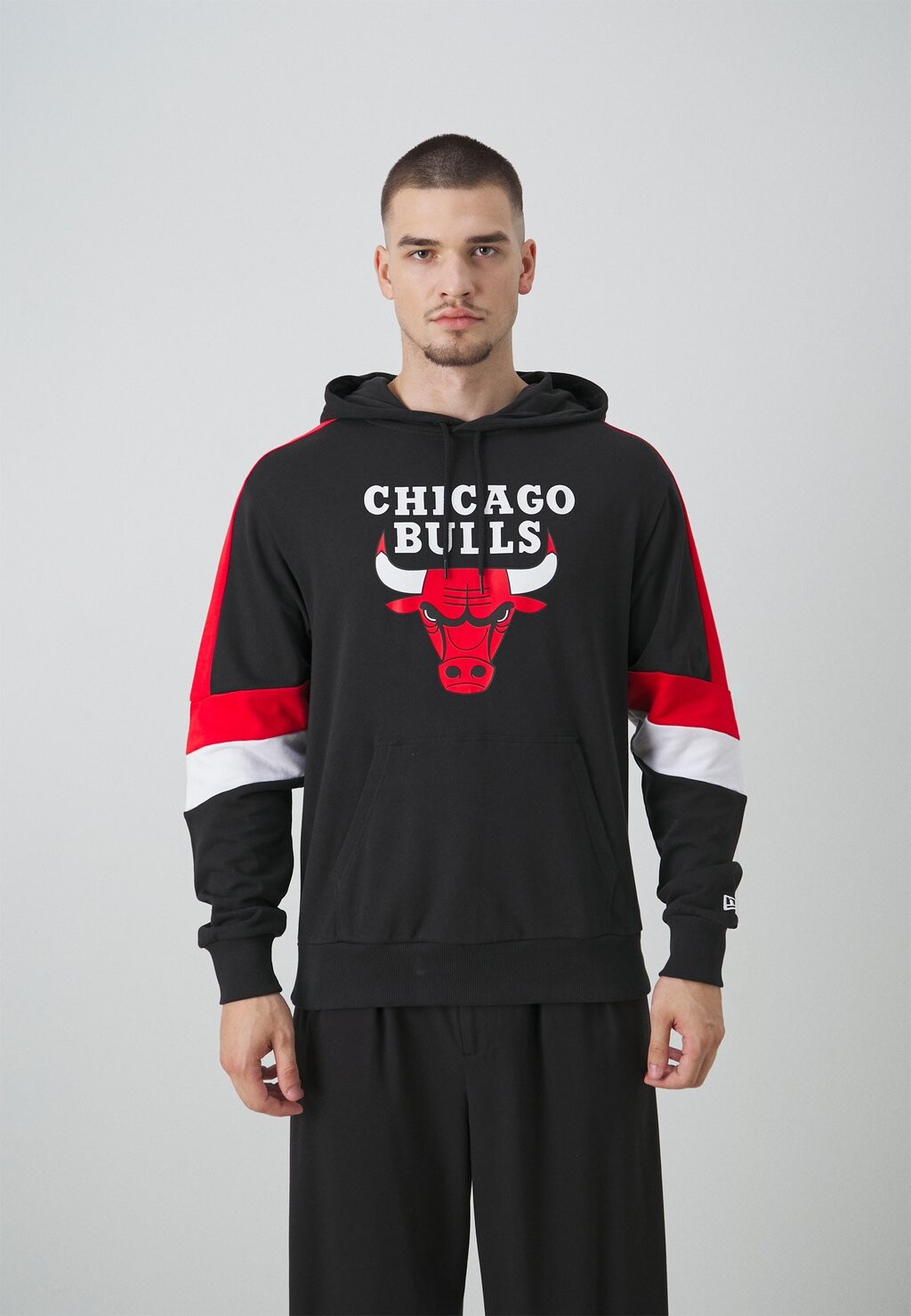 

Толстовка с символикой NBA CHICAGO BULLS COLOUR BLOCK OVERSIZE HOODIE New Era, черный