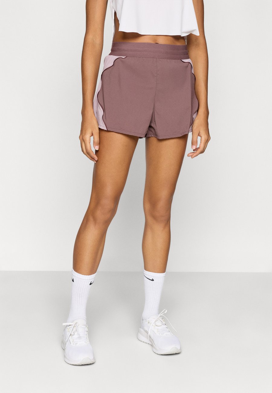 

Спортивные шорты Nike Performance SWIFT SHORT, Tattoo/Violet Ore/Burgundy Crush/Reflective Silver-Coloured/Purple
