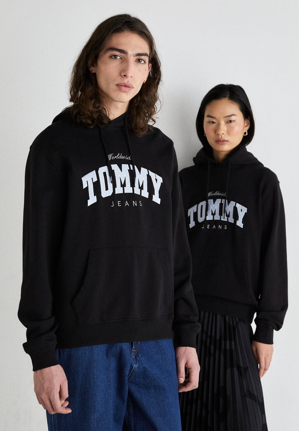 

Толстовка Tommy Jeans VARSITY HOODIE UNISEX, черный