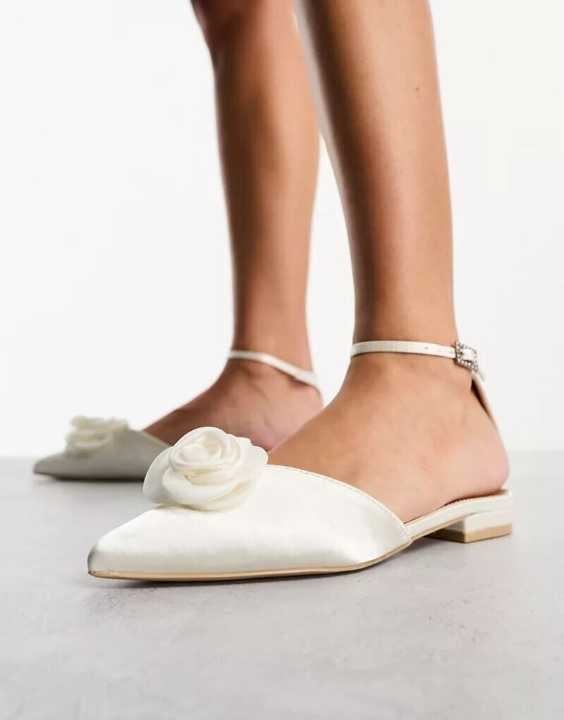 

Be Mine Bridal Свадебные туфли River из атласа цвета слоновой кости на плоской подошве с бутоньеркой