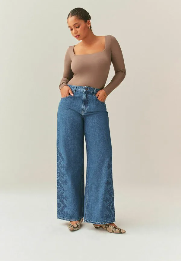 Формирование фигуры "песочные часы" и широкие ноги Next, Embroidered Mid Blue Denim — фото 2