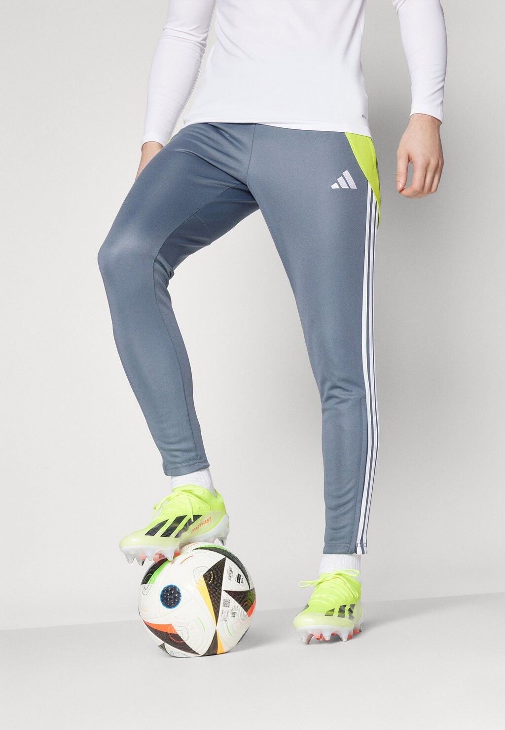 Брюки для бега TIRO TRAINING PANT REGULAR adidas Performance, цвет team onix/team semi sol yellow — фото 4
