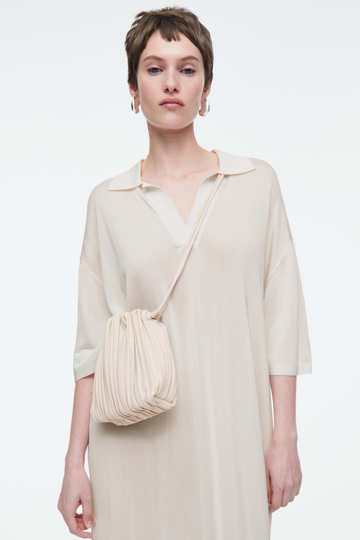 

Кожаная сумка” scallop " типа crossbody COS, слоновая кость