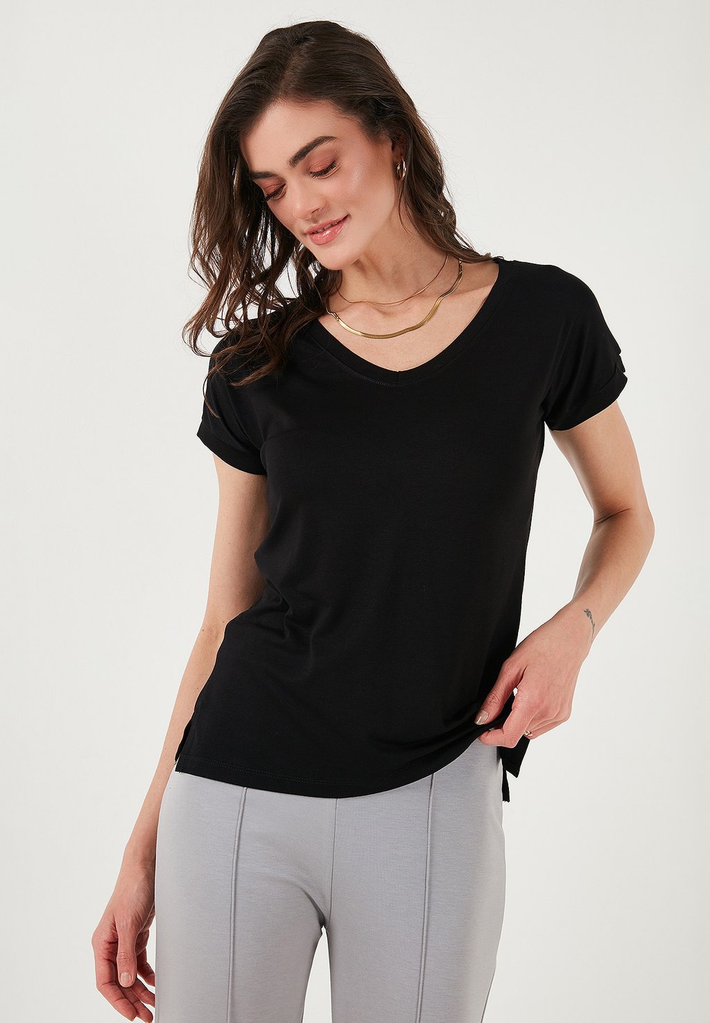 

Базовая футболка REGULAR FIT LELA, черный