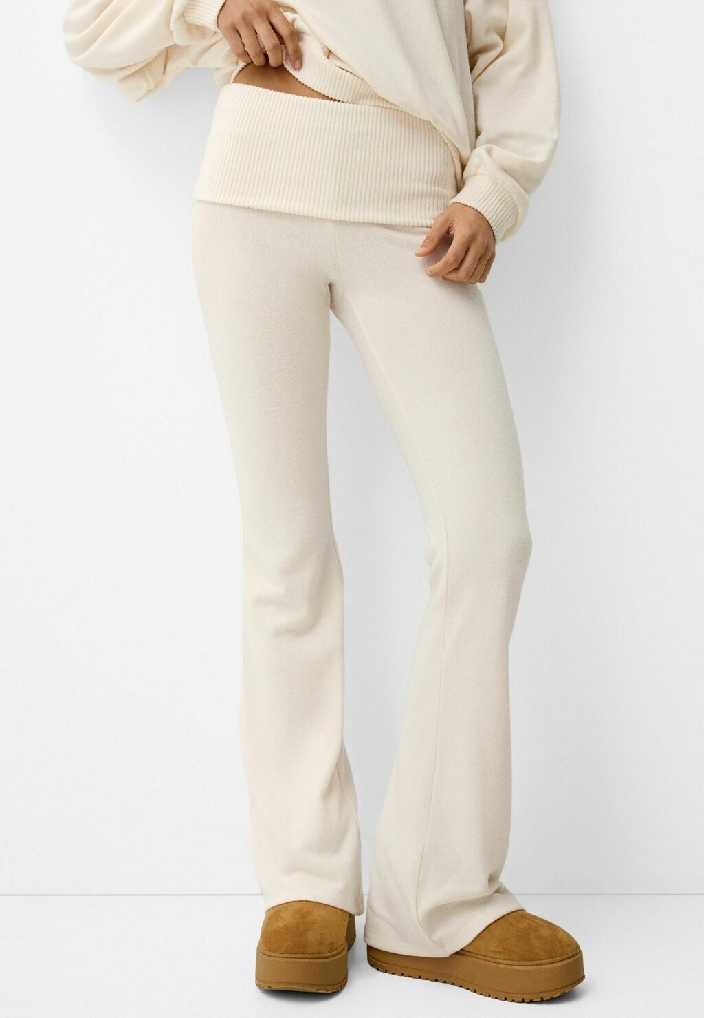 

Брюки FLARED WITH FOLD-OVER WAIST Bershka, белый