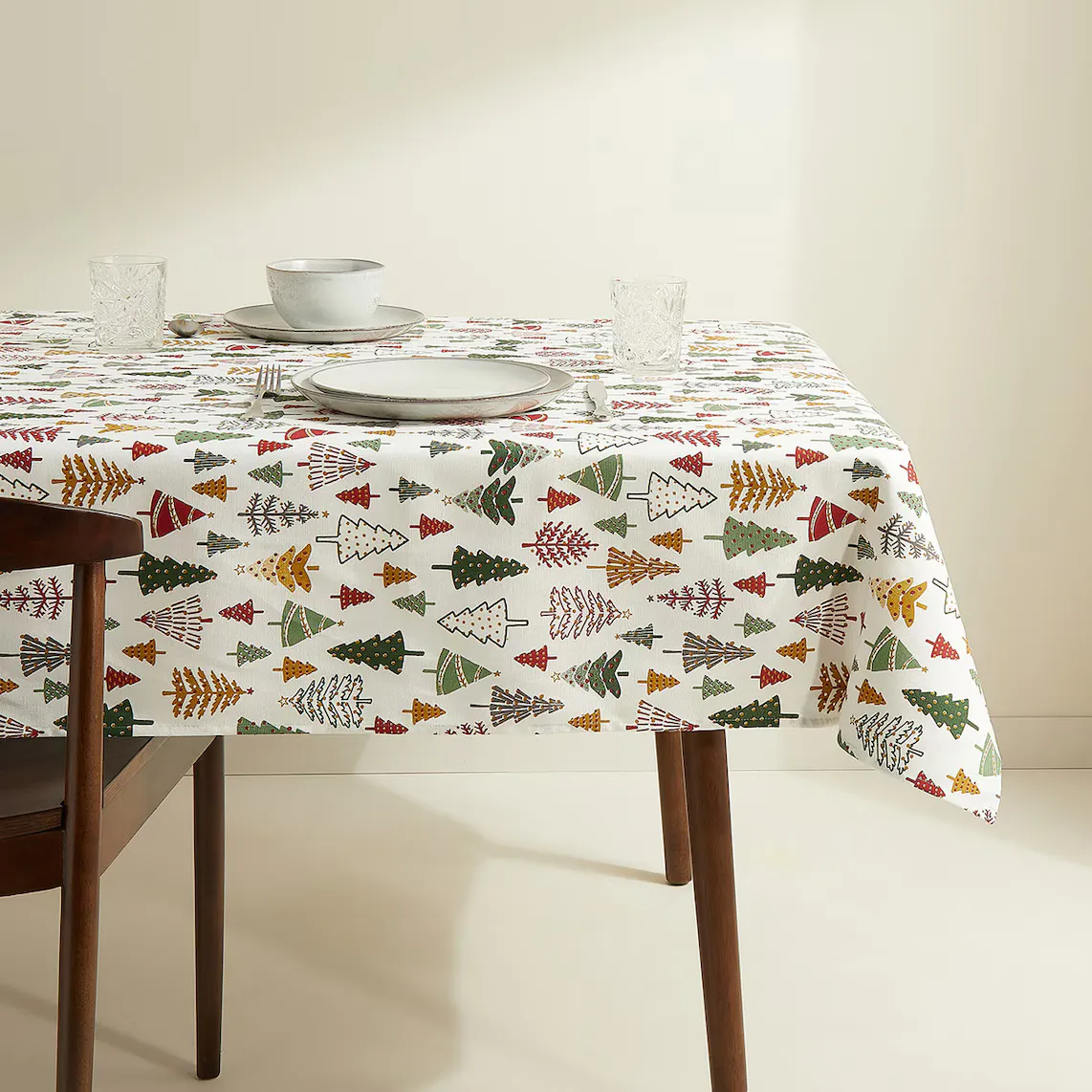 

Устойчивая к пятнам скатерть из смолы Christmas Pine Trees Basics El Corte Inglés, разноцветный