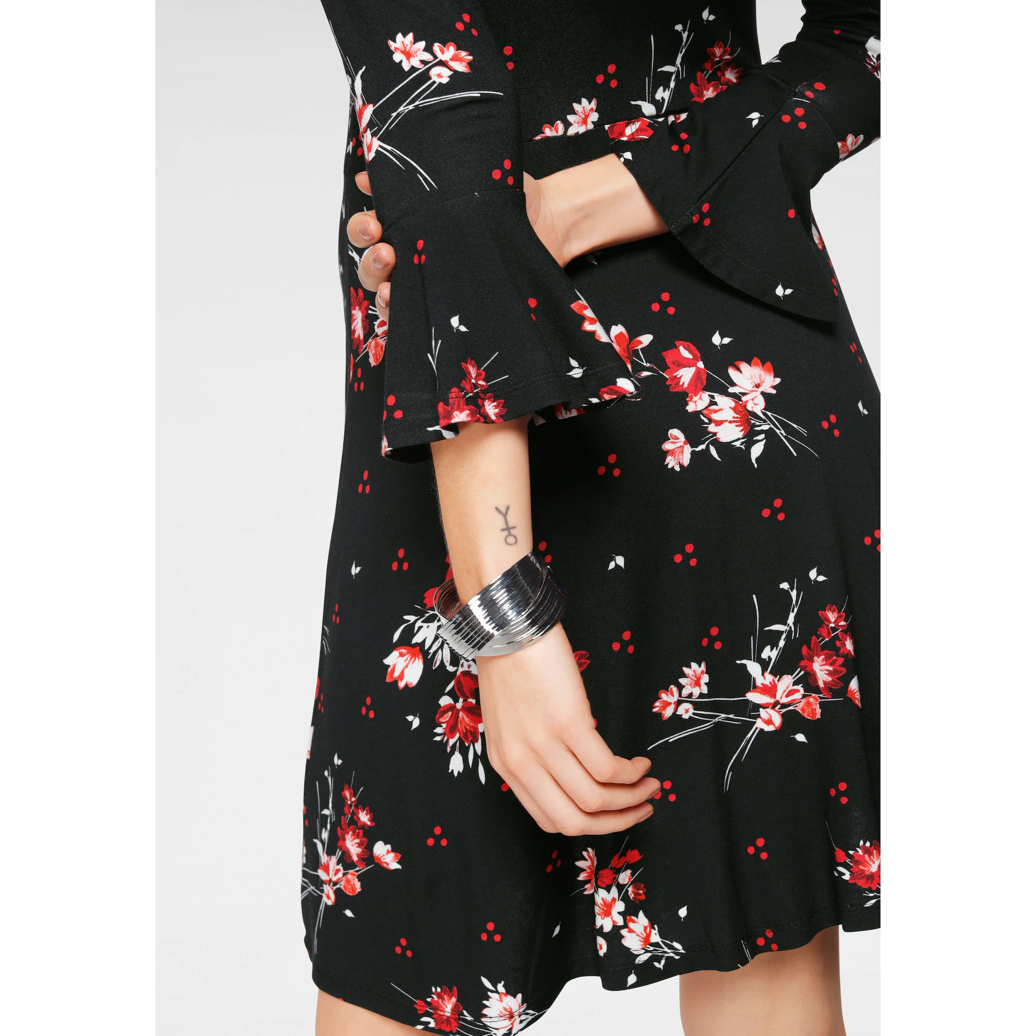 

Трикотажное платье Laura Scott с воланом на рукаве, цвет Schwarz-Gemustert (Kleid Aus Nachhaltigem Material)