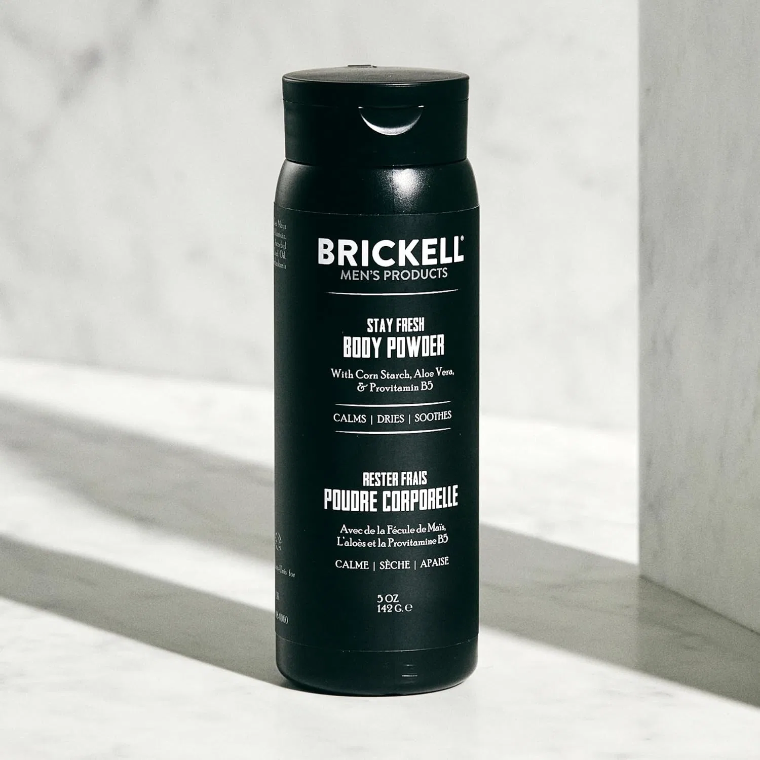 Мужская пудра для тела Brickell Men's Stay Fresh, без запаха, 142 г Brickell Men'S Products — фото 2
