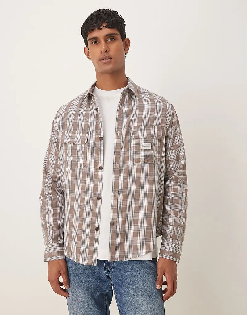 

Свободная рубашка ASOS DESIGN в коричневую клетку с нашивкой в ​​стиле рабочей одежды