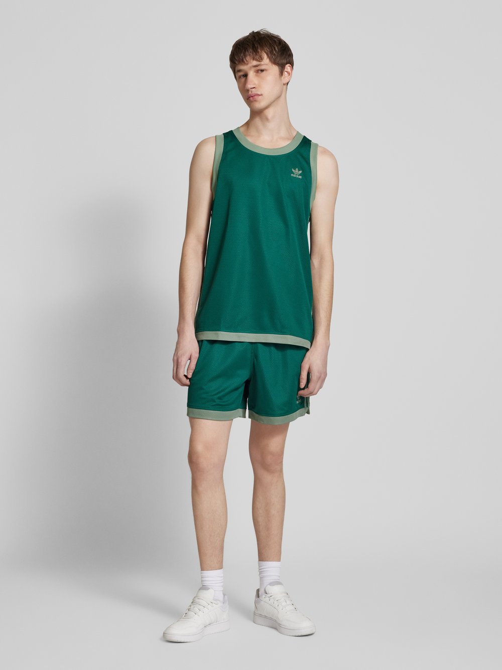 

Шорты свободного кроя с пришитыми этикетками, модель «Mockeylet» adidas Originals, темно-зеленый