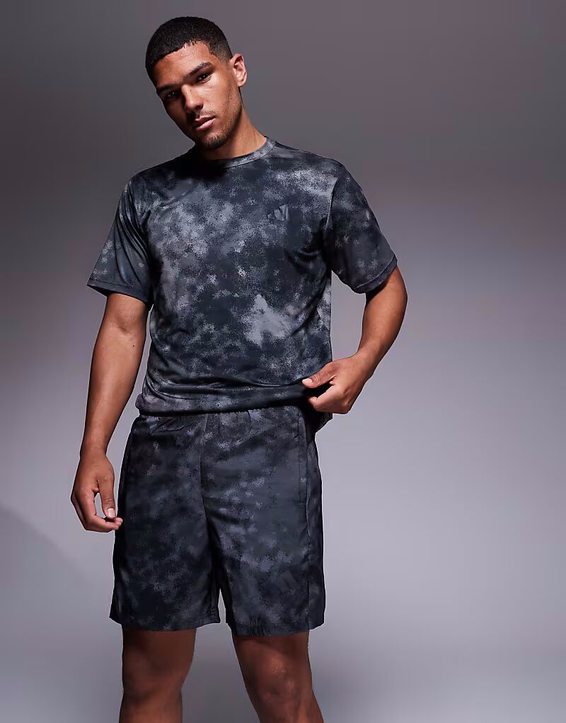 

Adidas - Training Essentials - Серые и черные шорты с принтом Adidas Performance