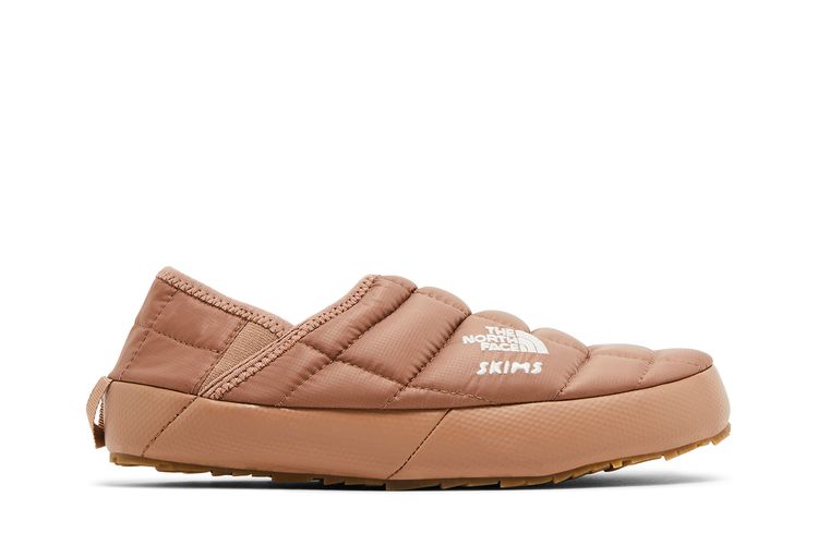 

Мюли The North Face SKIMS x Wmns Thermoball Traction Mule 5 Sienna, коричневый