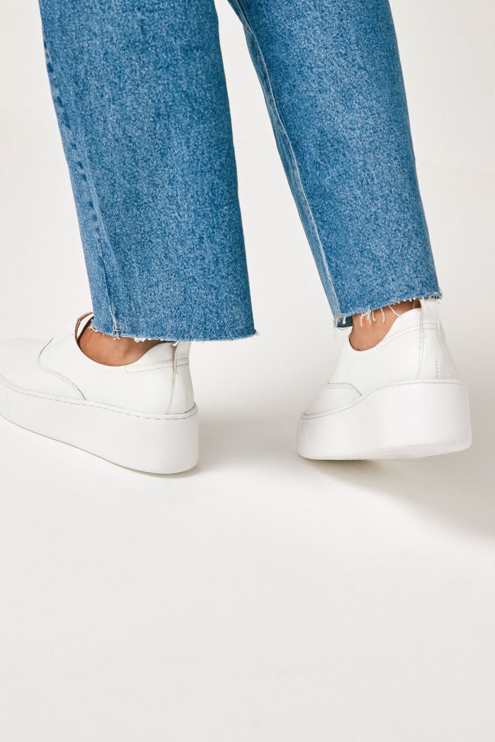 Кожаные спортивные кроссовки на толстой платформе на танкетке Signature Forever Comfort Next, белый — фото 3