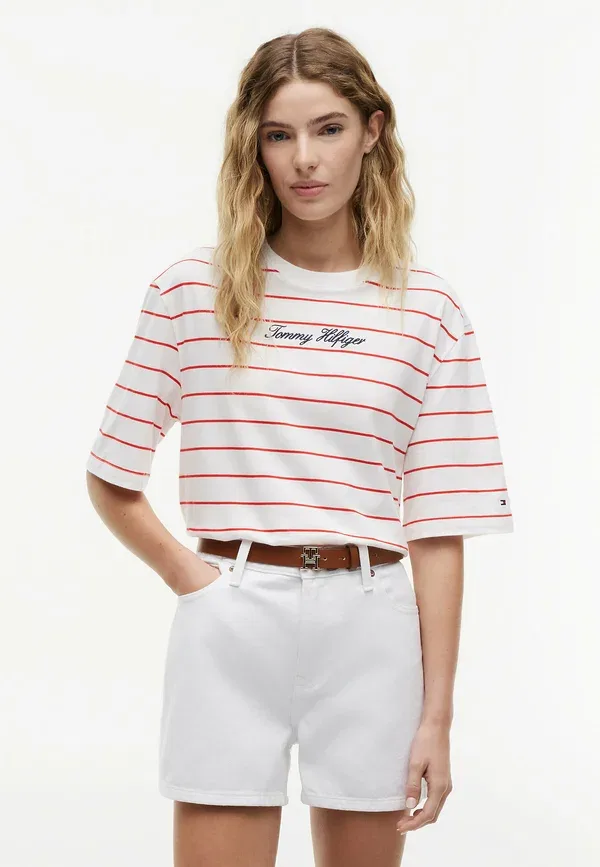 Футболка с вышитым логотипом Tommy Hilfiger, свободный крой, цвет экрю файр ред