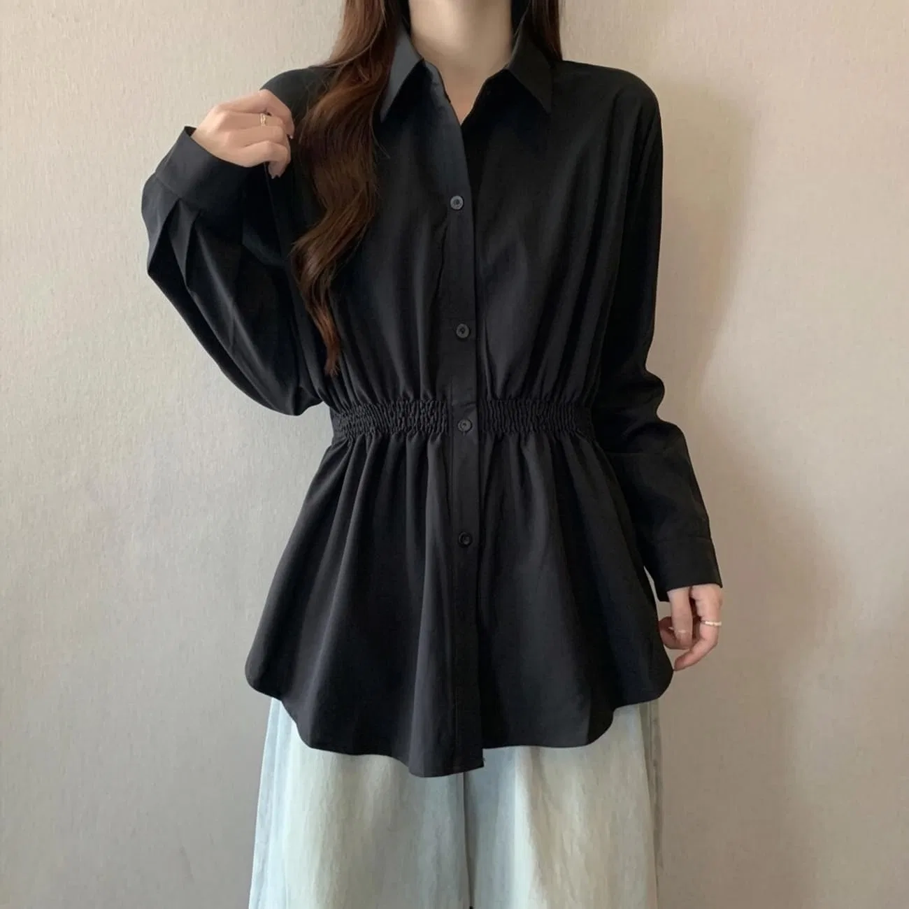 Блуза длиннорукавная с защипами на талии, Off-white, коричневый (карамель) — фото 4
