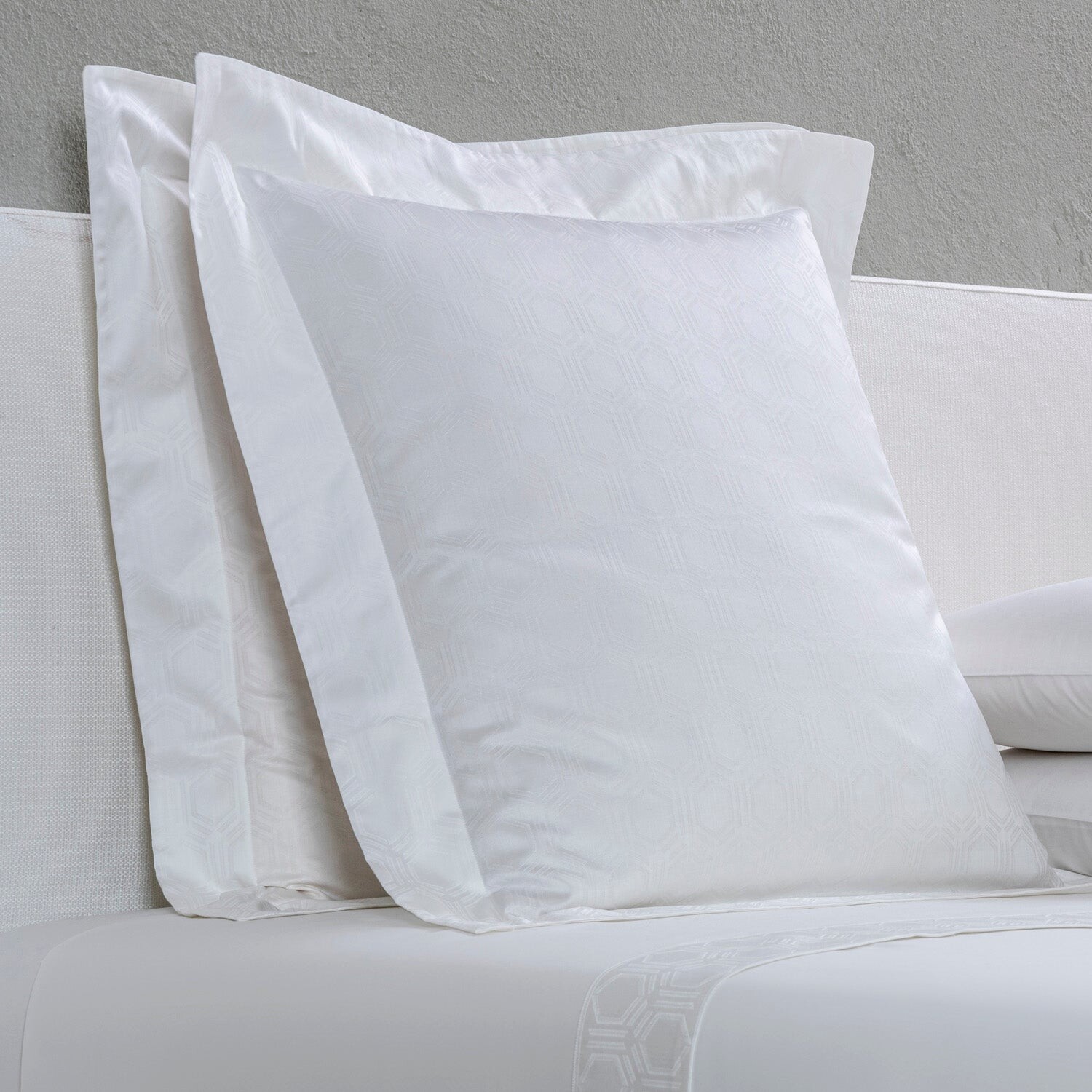 

Frette Adorn Euro Sham, цвет White