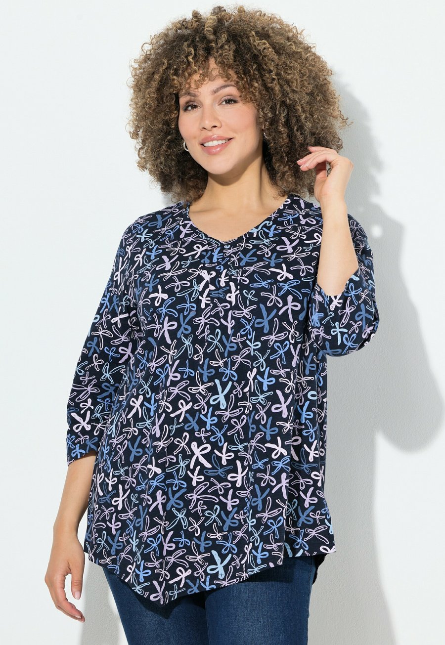 

Топ Ulla Popken RIBBON PRINT 3/4 SLEEVE ASYMMETRIC , Marine/Dark Blue