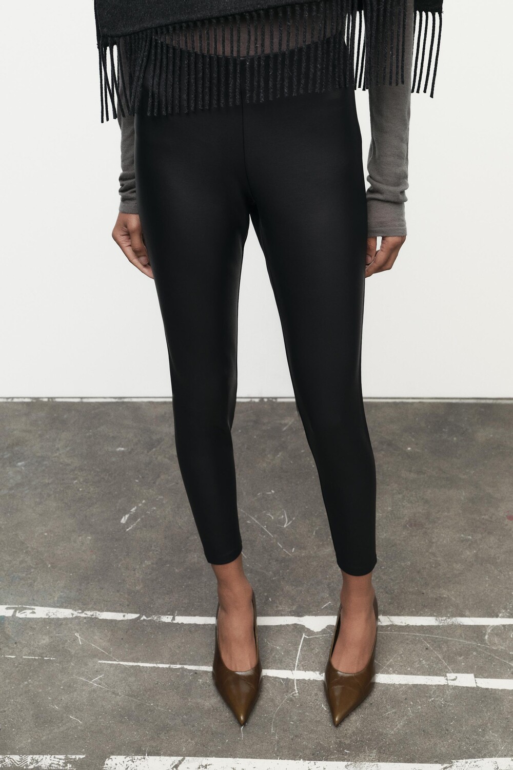 

Вощеные леггинсы средней талии ZARA, черный