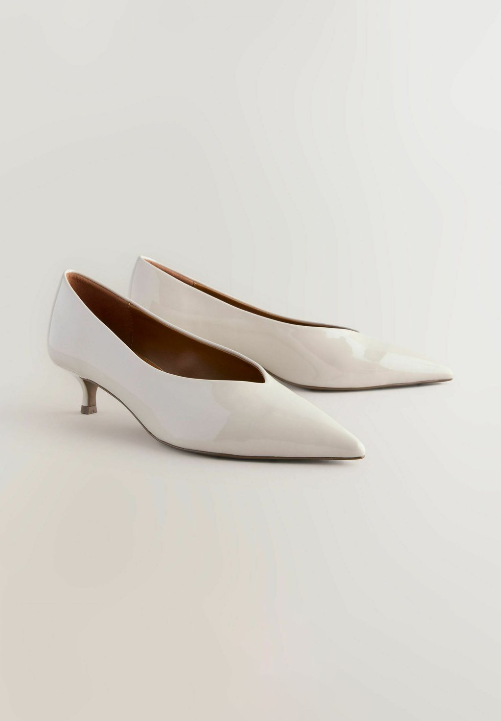 Классические туфли на каблуке STANDARD WIDE FIT - FOREVER COMFORT POINT TOE LOW KITTEN Next, бежевый — фото 2