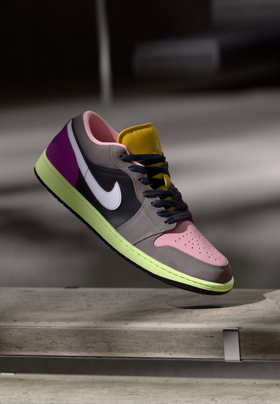 

Кроссовки Jordan AIR JORDAN 1 SE, Oil Grey/White/Cave Stone/Arctic Punch Viotech/Dark Sulfur/Grey