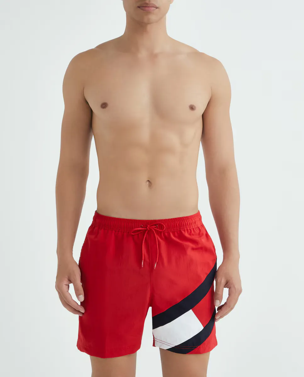 

Мужские шорты-бермуды в стиле колор-блок с диагональным флагом Tommy Hilfiger, красный