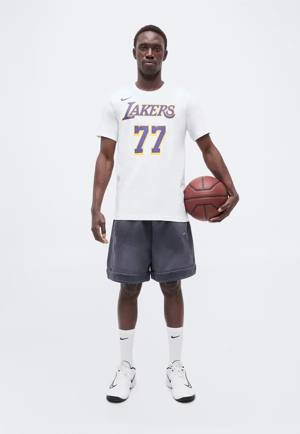 Футболка Nike Performance Los Angeles Lakers Luka Doncic Club Wear, белый — фото 2