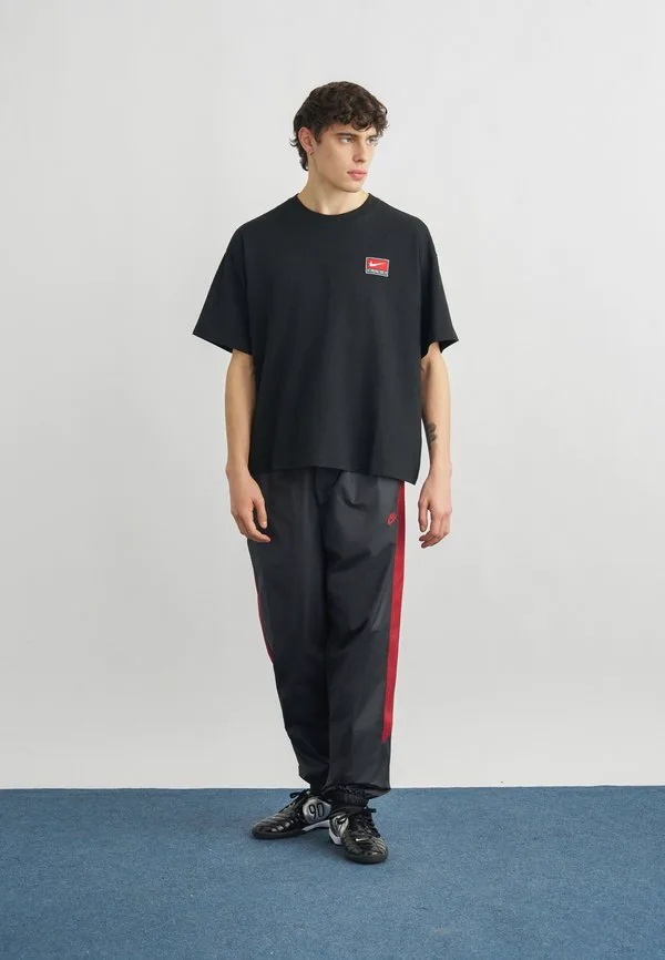 Брюки от спортивного костюма Nike Sportswear, Black/Team Crimson — фото 2