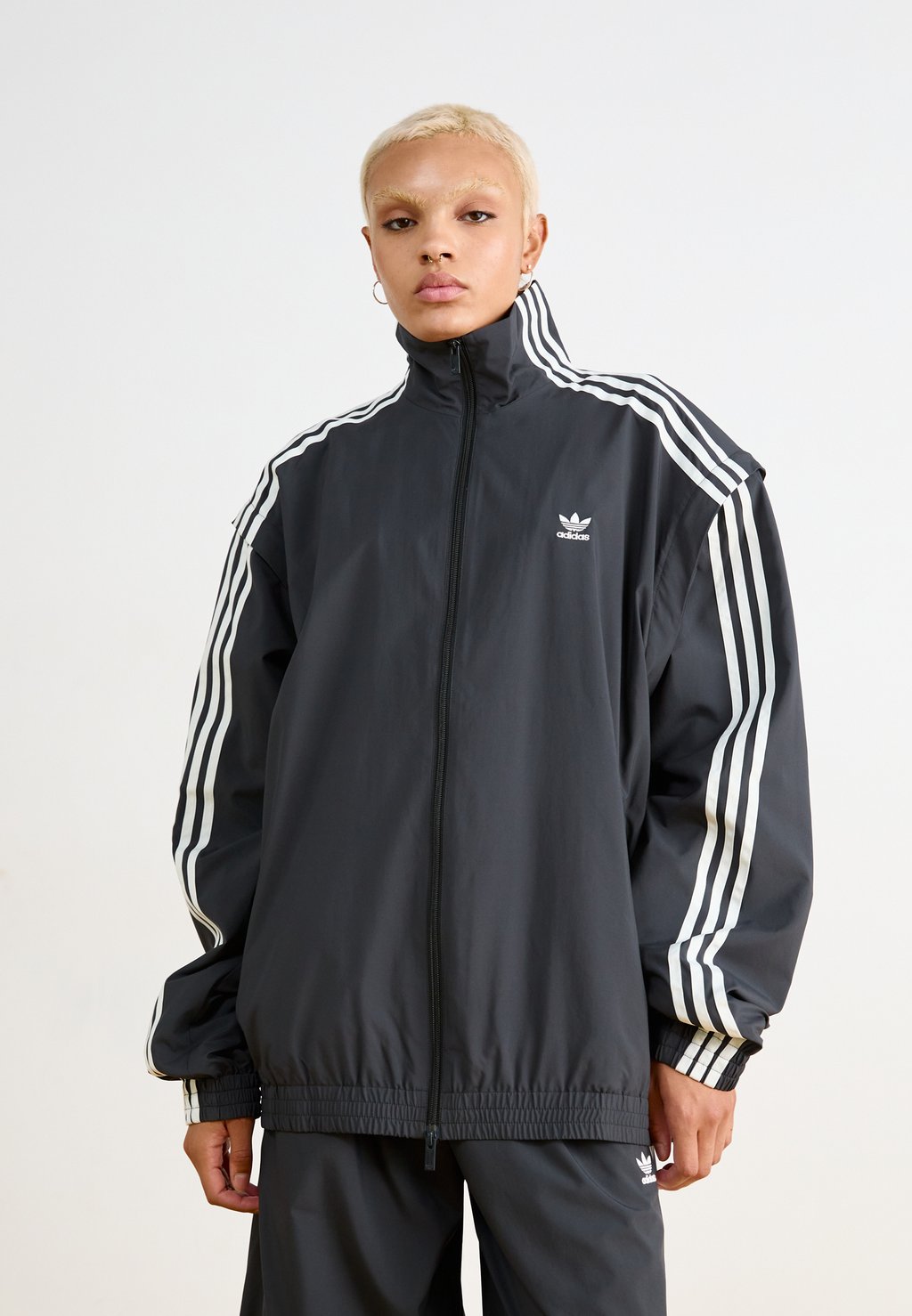 

Тренировочная куртка ZIP OFF adidas Originals, черный