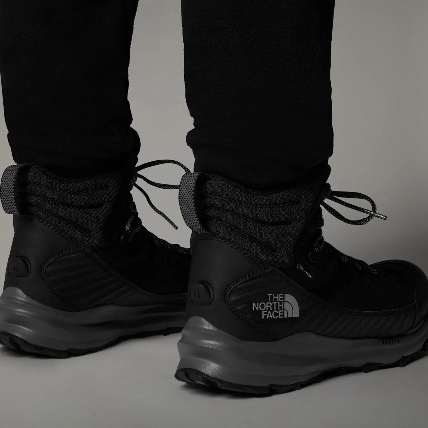 Мужские водонепроницаемые треккинговые ботинки The North Face Vectiv Fastpack с утеплителем | Высокое сцепление, протектор 4 мм, черный/серый — фото 4