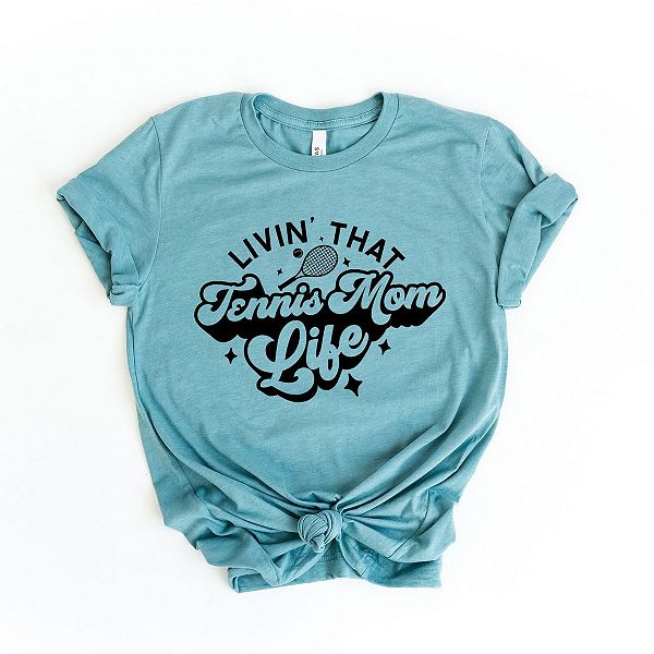 

Футболка с принтом Livin' that tennis mom life Simply Sage Market, Ocean