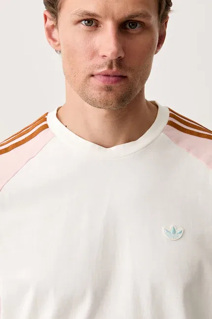 Футболка хлопковая Cali Adidas Originals, бежевый — фото 4