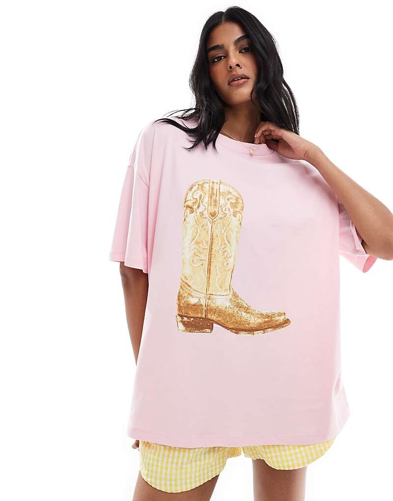 

Нежно-розовая объемная футболка ASOS DESIGN с изображением ковбойских сапог