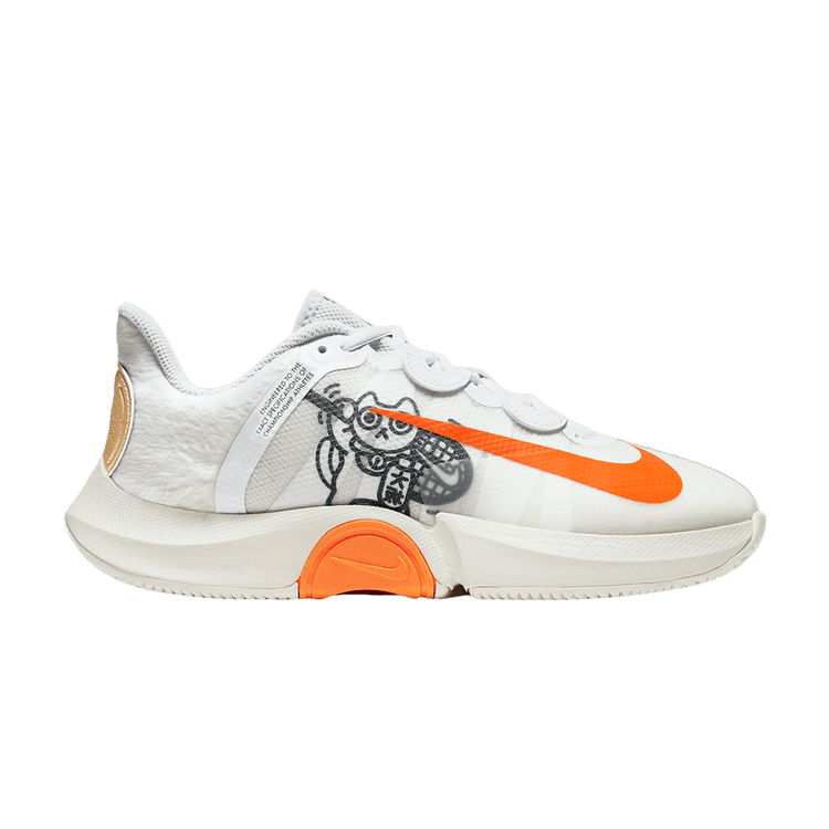 

Кроссовки Naomi Osaka x NikeCourt Air Zoom GP Turbo 'Maneki-neko', белый