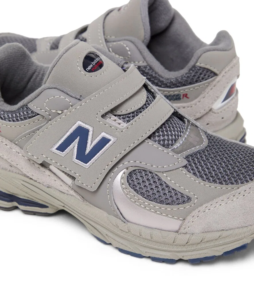 Кроссовки с замшевой отделкой 2002 года New Balance Kids, серый — фото 4