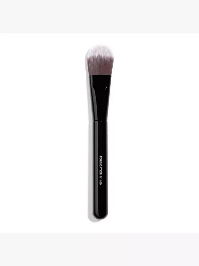 Кисть для тонального крема Pinceau Fond De Teint N°100 CHANEL